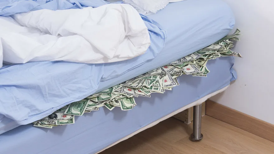 Почему сейчас лучшее время брать валюту под матрас (буквально)